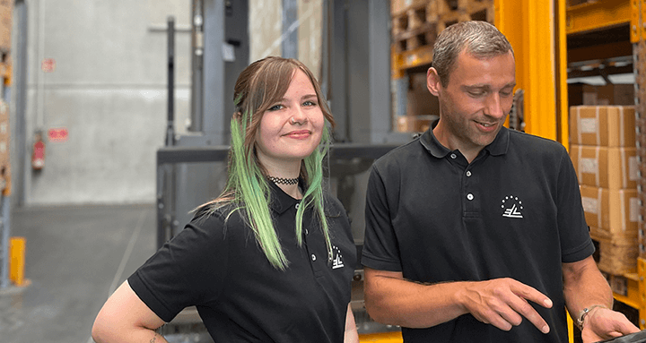 Auszubildender steht im modernen Arbeitsbüro mit der LAEPPCHÉ Broschüre in der Hand