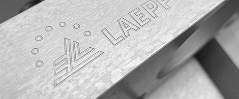 Greviertes LAEPPCHÉ-Logo auf Metall, Symbol für besondere Leistungen
